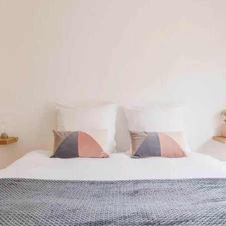 Modern - 2br-4p- Javel *